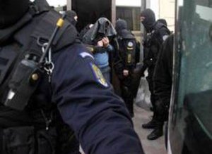 Grupare infracțională destructurată de polițiști