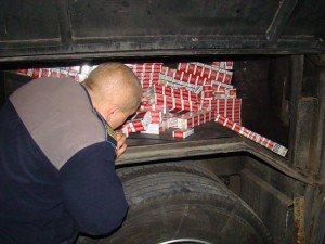 Peste 13.000 de pachete de ţigări de contrabandă au fost descoperiteîntr-un autocar care efectua curse regulate între Chişinău şi Praga