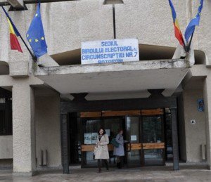 Șeful Biroului Electoral din Ibănești, înlocuit după ce a fost prins lipind bannere electorale