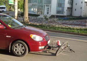 Biciclist lovit de maşină pe Calea Naţională