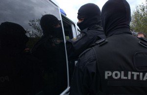 Agentul de la Penitenciarul Botoşani, care a sprijint activitatea infracţională coordonată de un deţinut, a fost reţinut pentru 24 de ore