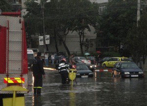 Intersecţii inundate de ploaia torenţială de ieri seară