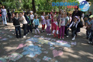 Zâmbete şi desene pe asfalt …