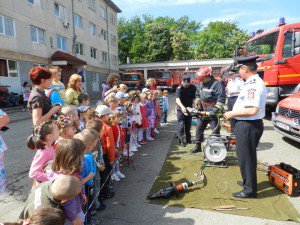 Pompierii în vizită la Grădiniţa „Il Girotondo” din Botoșani