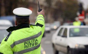 Infracţiuni la regimul circulaţiei, depistate flagrant de către poliţişti