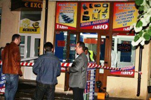 Jaf armat la o casă …