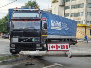 Circulaţia tramvaielor paralizată de un tir care a dărâmat un stâlp in față la OMV