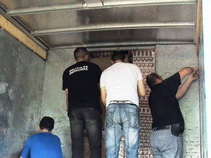 Aproximativ 22.000 pachete cu ţigări de contrabandă disimulate într-o autoutilitară
