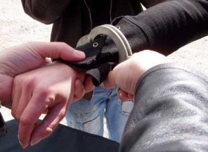 Reţinuţi pentru distrugerea unui autoturism …