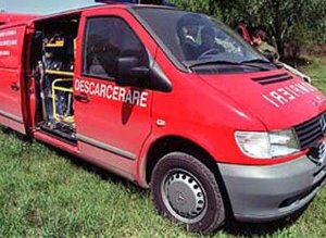 Fetiţă descarcerată de pompieri dintr-o …