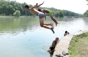 Scăldatul în locuri neamenajate poate …