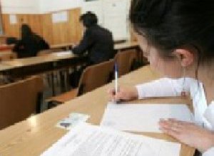 Aproximativ 100 de absolvenţi de …