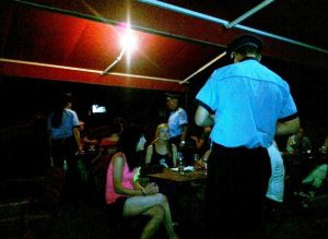 Descinderi cu mascaţi pe terasele …