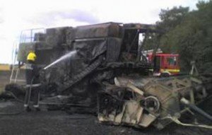Combină agricolă distrusă într-un incendiu