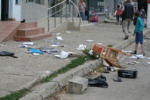 O femeie şi-a aruncat lucrurile …