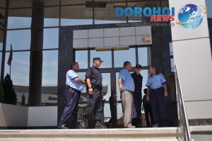 INCREDIBIL! Un dorohoian a ameninţat că se sinucide în clădirea ANAF Dorohoi