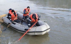 Un copil de 11 ani care a mers la scăldat cu unchiul său s-a înecat în Prut