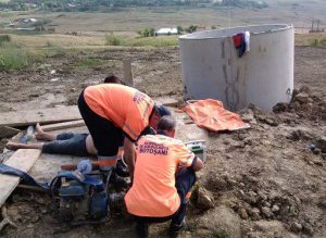Bărbaţi căzuţi într-un puţ de …