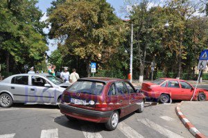 Trei mașini avariate într-un accident produs de un polițist