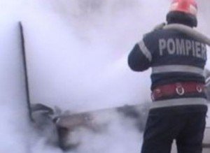 Maşină distrusă parţial într-un incendiu