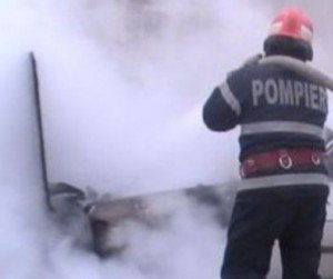 Maşină distrusă parţial într-un incendiu      