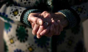 Bătrână din Cristinești jefuită de un consătean