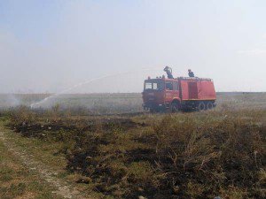 Trei incendii de vegetaţie uscată în mai puţin de 10 ore