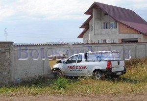 Accident la Vladeni: O maşină de la Pro Casa a intrat în gardul unei case