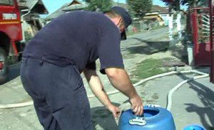 Apă menajeră transportată de pompieri în localităţile unde au secat fântânile