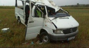Accident cu zece victime la Suceava. Un microbuz s-a răsturnat pe câmp