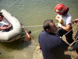 Bărbat înecat în râul Volovăţ, recuperat de pompieri după mai bine de patru ore