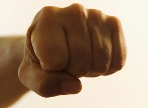 Femeie bătută în plină stradă …