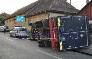 Un camion cu peste 20 de tone de cherestea s-a răsturnat în această dimineață șoseaua de centură