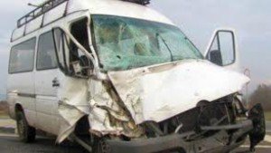 Accident grav la Suceava: Un microbuz a fost lovit de un autotren. O persoană a murit, 16 sunt rănite