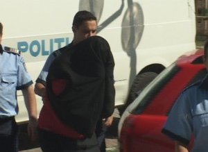 Poliţistul reţinut pentru luare de …