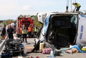I-a oripilat pe francezi: Un sucevean făcea poze cu telefonul în autocarul groazei, după accident