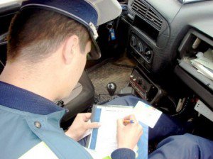O tânără din Șendriceni fară permis s-a izbit cu mașina intr-o autospecială de poliție