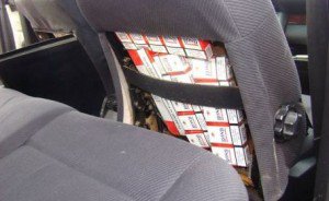 Ţigări ascunse între scaunele unui autovehicul