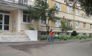 A lovit un copil de …