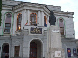 Teatrul “Mihai Eminescu” Botoşani marchează 100 de ani de la aşezarea pietrei fundamentale