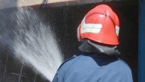 Autoturism distrus parţial într-un incendiu