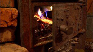 Locuinţă aprinsă de un jar …