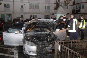 Mașină distrusă parțial într-un incendiu