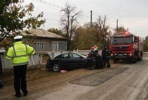 Maşină distrusă într-un accident spectaculos la Huţani