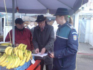 Razie a poliţiştilor şi comisarilor ai Gărzii Financiare în Piaţa Centrală a municipiului Botoşani