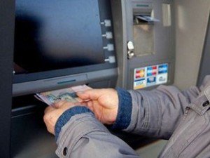 Vezi cât câştigă băncile din salariul fiecărui client cu card