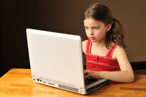 Părinții români subestimează experiențele negative ale copiilor lor pe internet