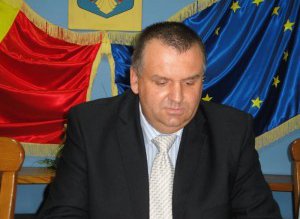 Prefectul de Botoşani, Adrian Constantinescu, …