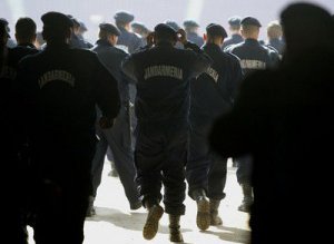 Jandarmeria şi poliţia franceză se …