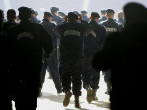 Jandarmeria şi poliţia franceză se îmbracă din România